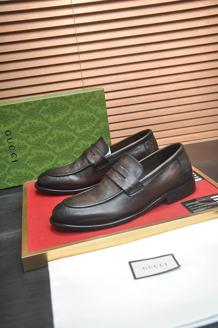 Men's shoes 💰580💶 Brand: GUCCI (Gucci) Standard code: Men's code 38/44 (45 can be customized) Grade: Same as the official website Original quality Material: Original cowhide Water-dyed cowhide lining Original rubber outsole Style category: Men's fashionable casual leather shoes Distinguished big-name luxury elements Top luxury Color: Actual picture